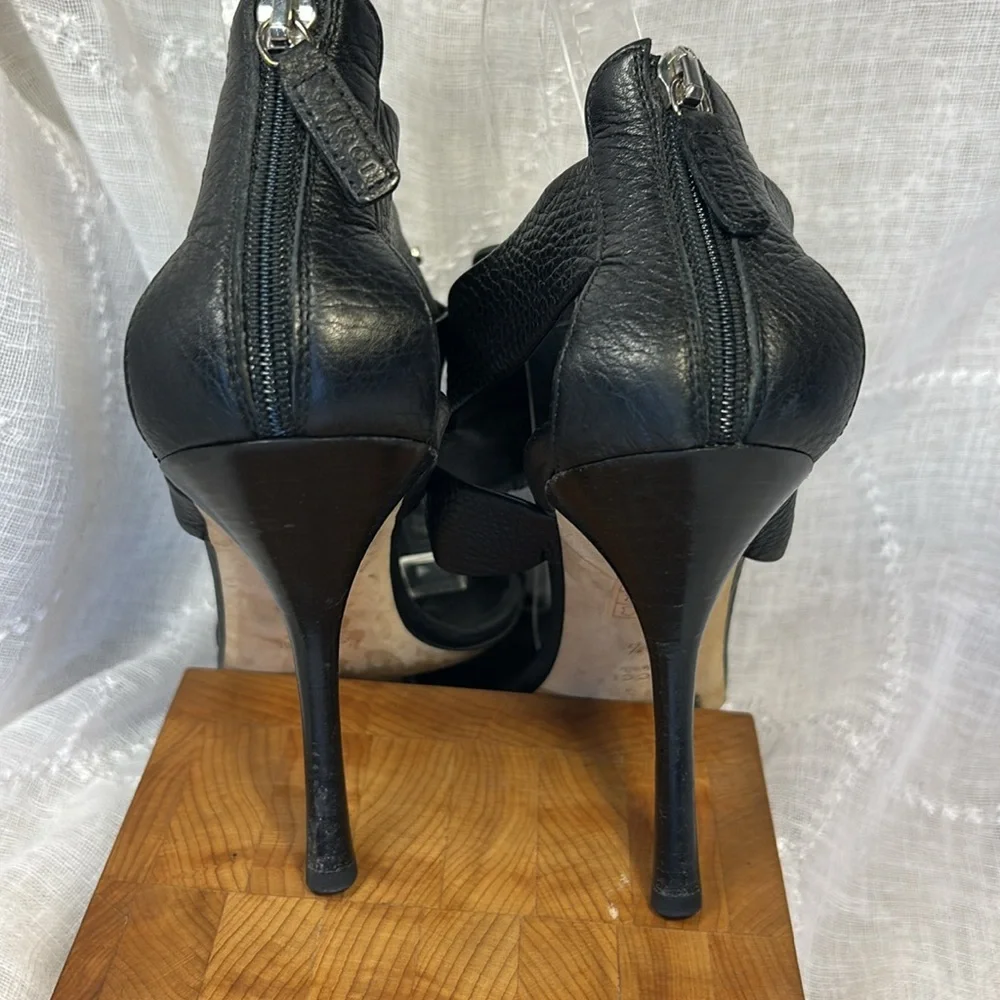 Gucci Elegant Black Stiletto Sandals with buckle - Picture 7 of 16